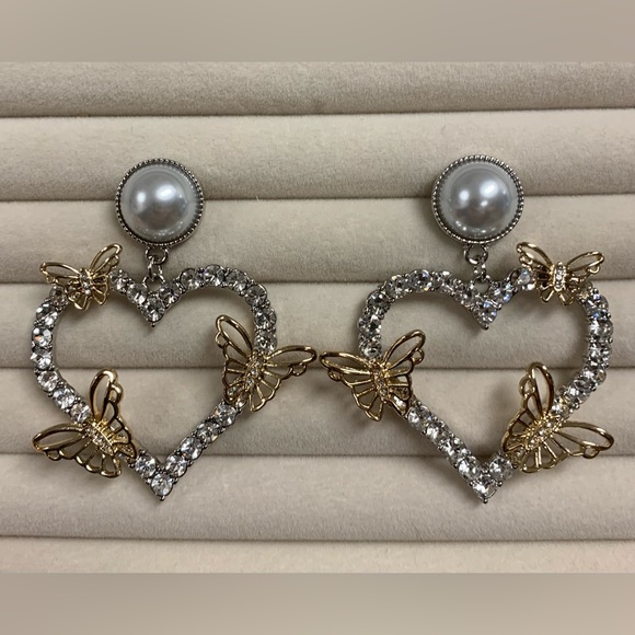 🦋 Beautiful Hollow Rhinestone Heart Hoops Adorned  with Gold Butterflies - Picture 4 of 6